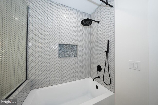 Building Photo - 314 N Essex Ave