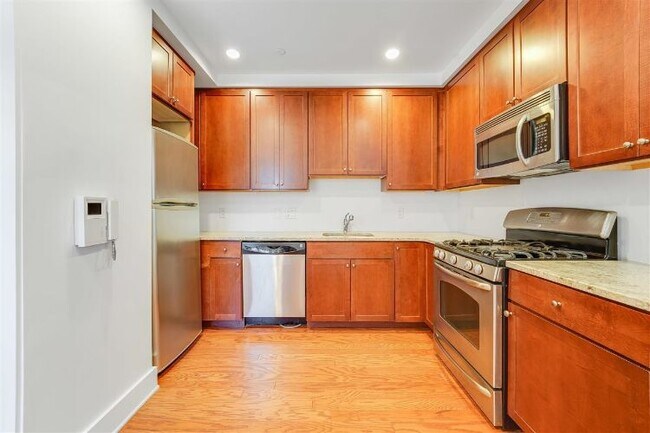 Building Photo - 66 Morris St