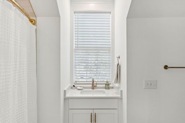 Building Photo - 9013 Stern Aly