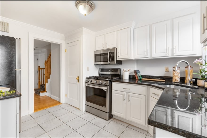 Building Photo - 64 Rowe St