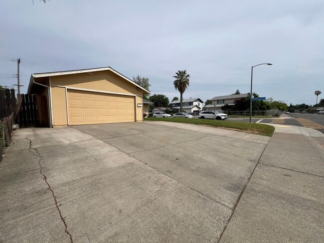 Building Photo - 4 Bedroom, 2 Bath Single Story Corner Lot Home in Rancho Cordova