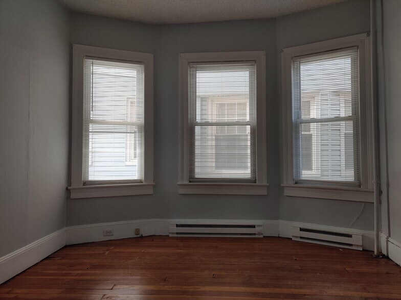 Building Photo - 915 W Elm St