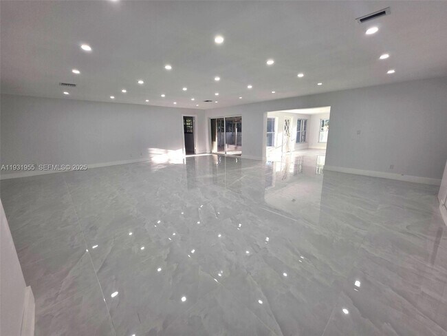 Building Photo - 5095 SW 73rd Ave