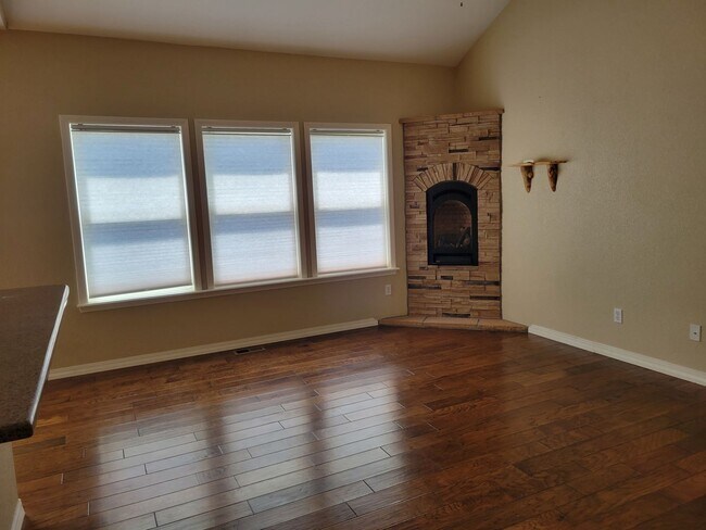 Building Photo - 4 Bed 3 Bath home with A/C and a gas fireplace, Available 5/8! - MileStone Real Estate Services