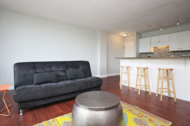 Building Photo - Furnished Condo Convenient to UVA Grounds ...