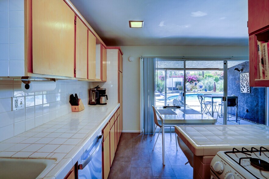 Building Photo - 777 E San Lorenzo Rd