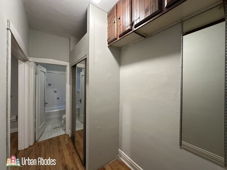 Building Photo - 515 W Melrose St