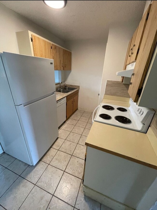 Building Photo - 2 Bedroom 2 Bath Apartment Home *** Limite...