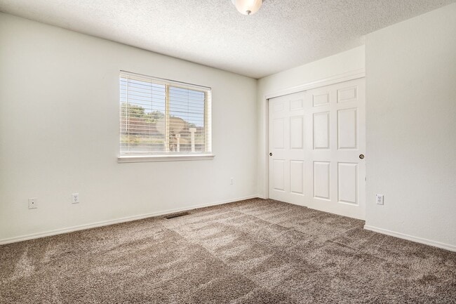 Building Photo - Oso Park Condo  3 Bedroom 2 !/2 Bath