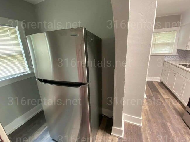 Building Photo - $895- 2 bed 1 bath - Beautiful single family home