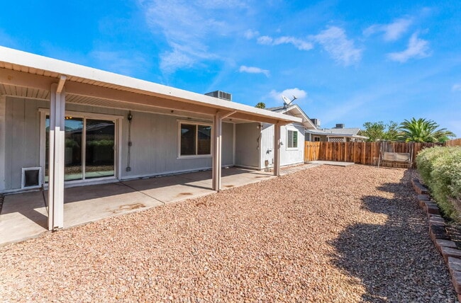 Building Photo - "Charming 3-Bed Oasis with 2 Full Baths in Vibrant Las Vegas - 1315 Sq Ft of Comfort!"