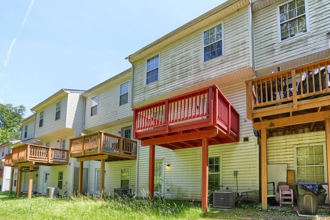 Building Photo - Contemporary Living At It's Finest in Lovely Owings Mills!!