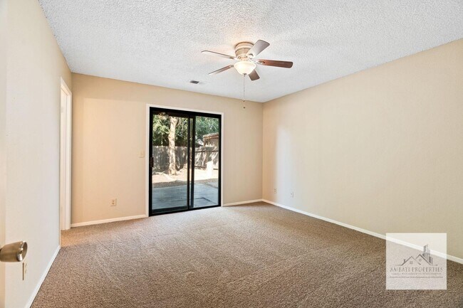 Building Photo - Four Bedroom Home In Clovis!