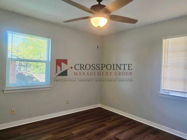 Building Photo - 2 bedroom, 1 bathroom duplex!