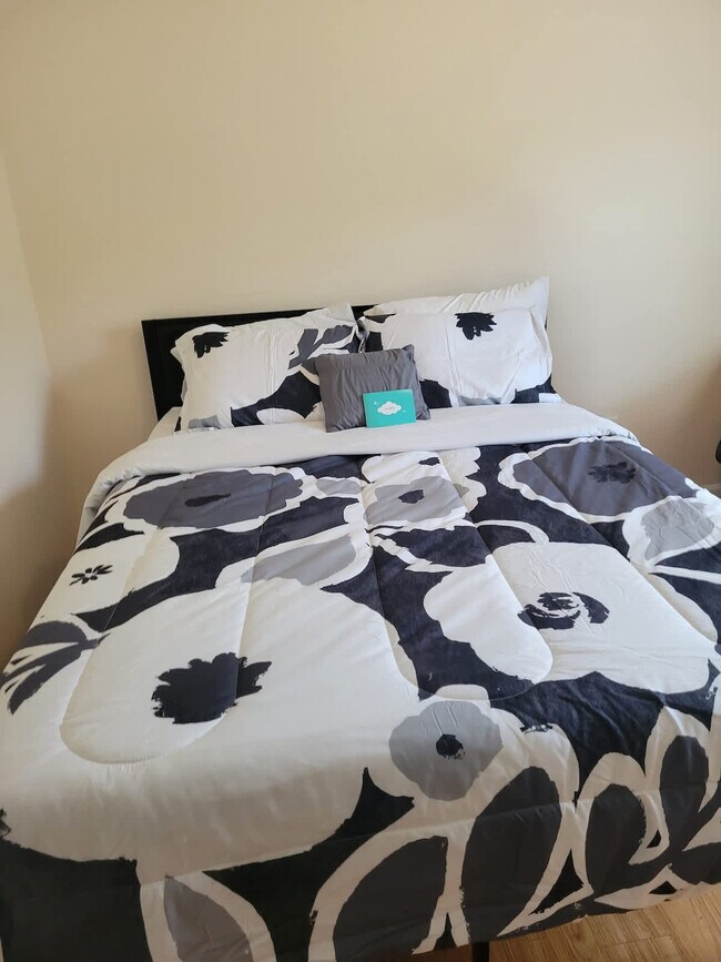 Building Photo - 305 Humble Rd