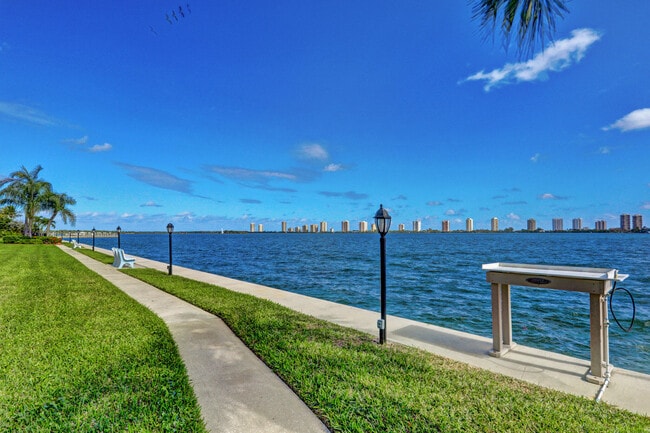 Building Photo - 801 Lake Shore Dr