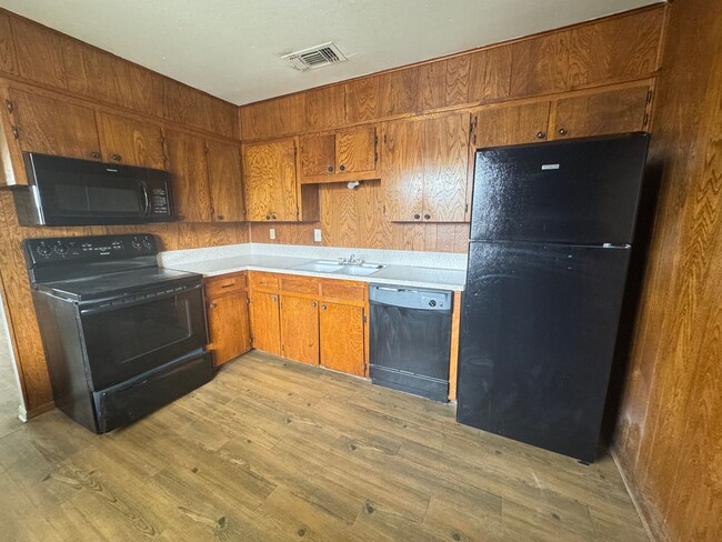 Building Photo - 611 Sunset Ln