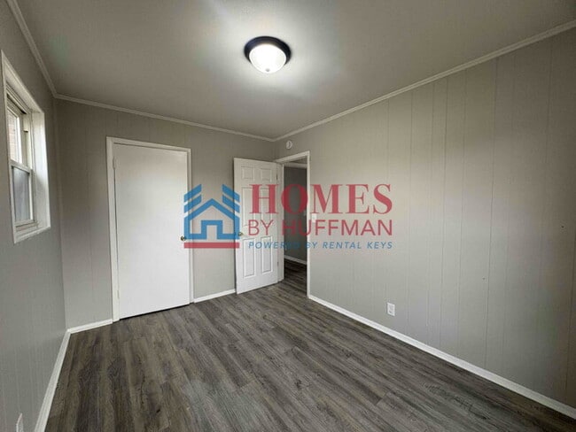 Building Photo - Three Bedroom Duplex | Off-Street Parking