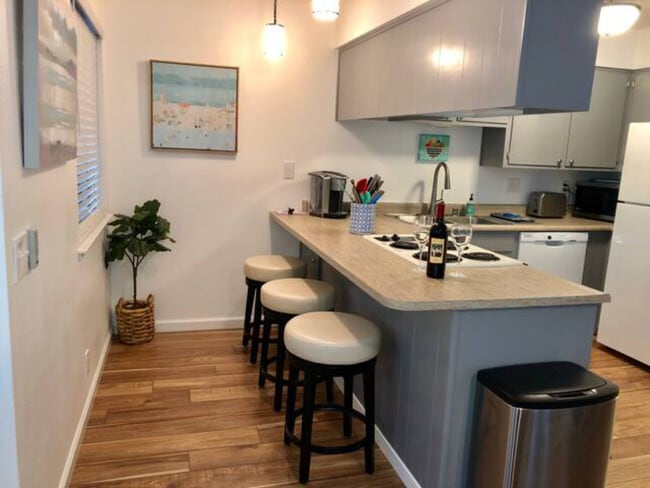 Building Photo - Salem Suites - Furnished, Cable & Wi-Fi