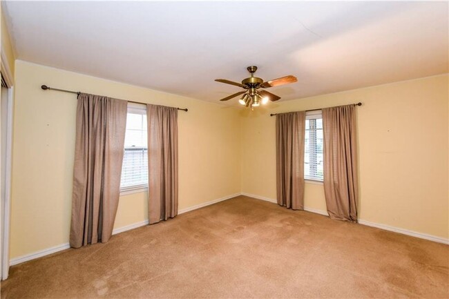 Building Photo - 3 Bed | 1 Bath | 1 Car Garage - Minutes fr...