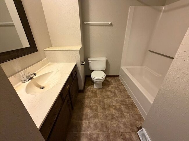 Building Photo - Townhome with a Bedroom Balcony Overlooking Lake Tapawingo