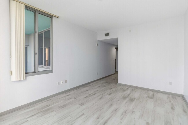 Building Photo - MOVE IN SPECIAL- Beautiful Newly Renovated 2/2 Condo at The Waverly on Lake Eola in Downtown Orlando