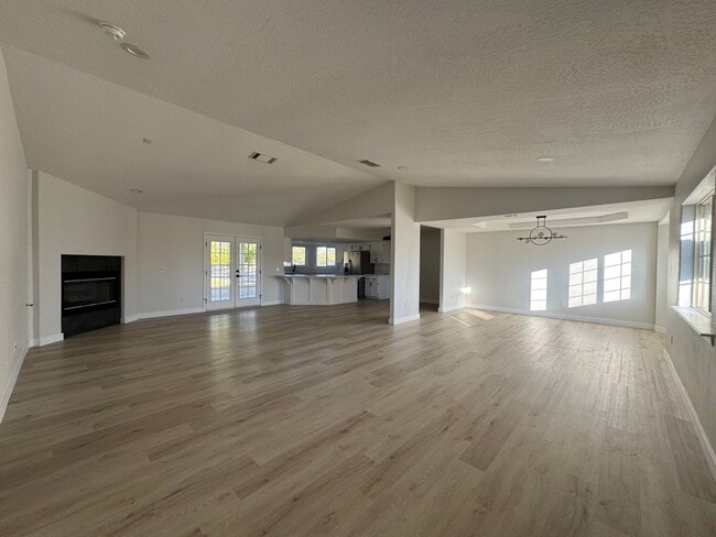 Building Photo - Newly remodeled home on The Mesa in Hesperia!