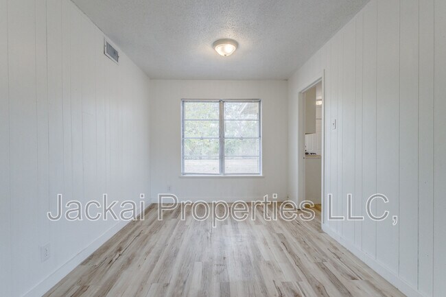 Building Photo - 15 MacArthur Dr