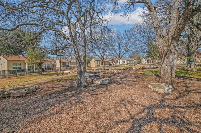 Building Photo - 117 Larkspur Ln