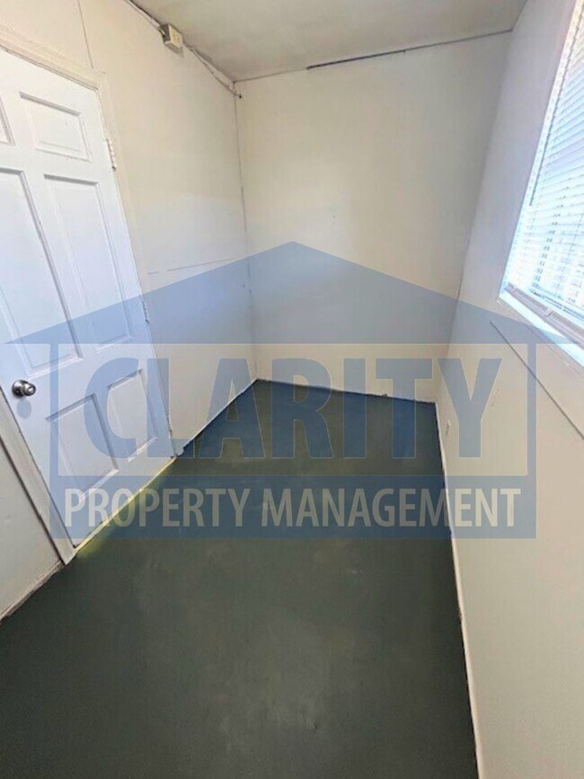 Building Photo - Large, four bedroom home in Chattanooga!