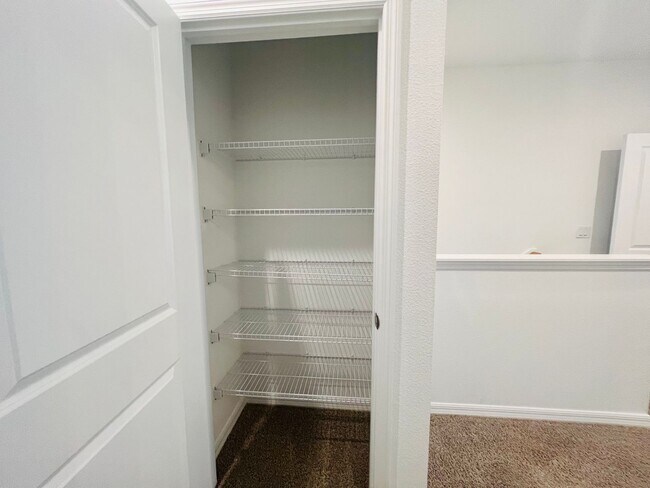 Building Photo - Beautiful 3 bedroom 2.5 bath Townhome!