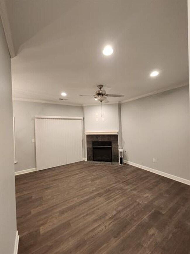 Building Photo - Spacious 3/2.5 Located Near Downtown Greenville!