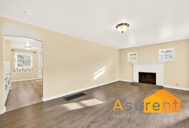 Building Photo - Great Duplex Available Now!