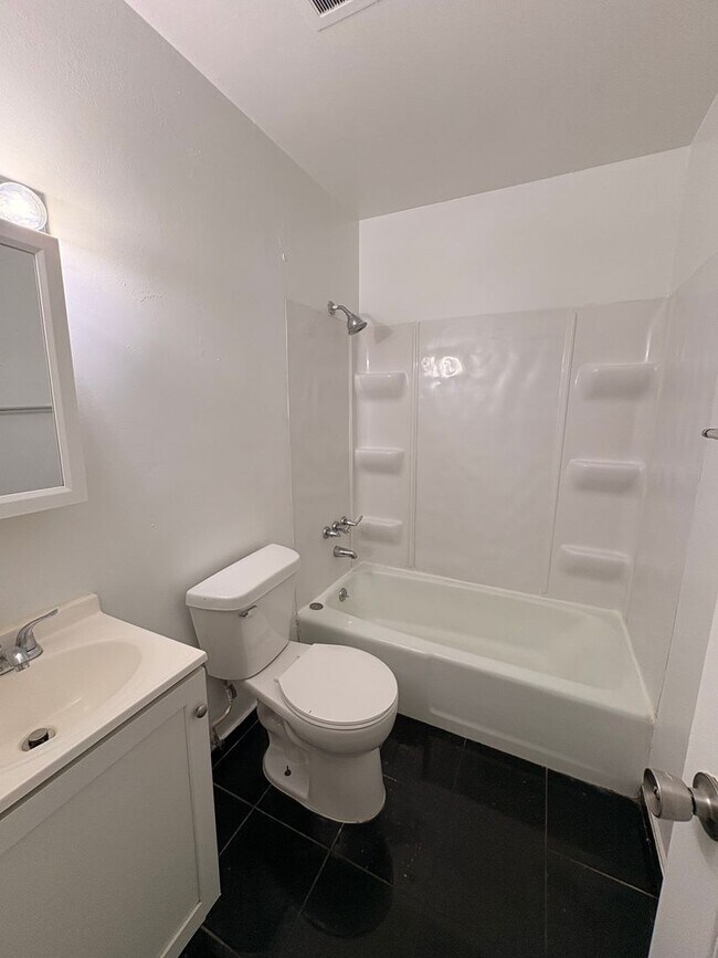 Building Photo - 2812 Larwill Ct