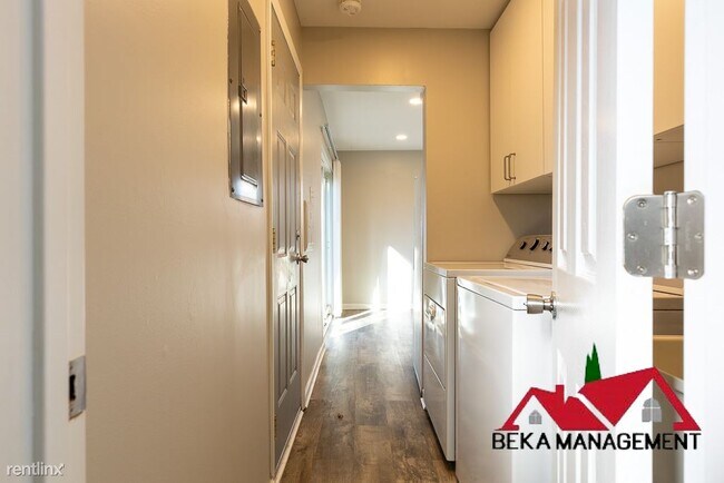 Building Photo - 3 br, 1.5 bath House - 650 Eugene St