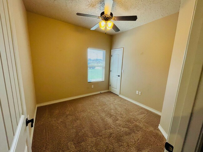 Building Photo - 4 Bedroom, 2 Bath -