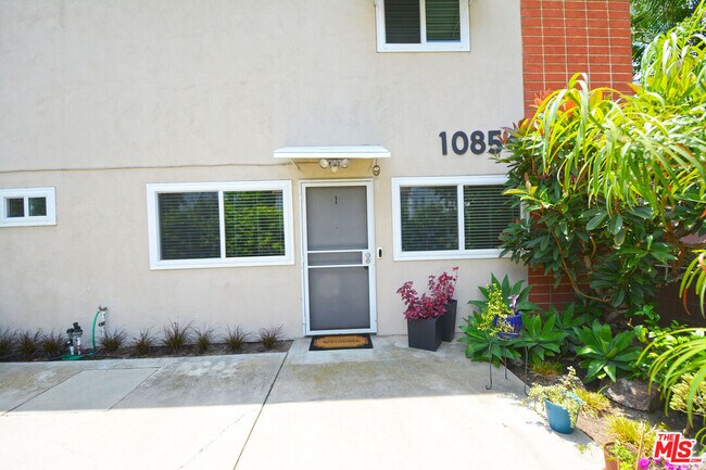 Building Photo - 10854 Morrison St