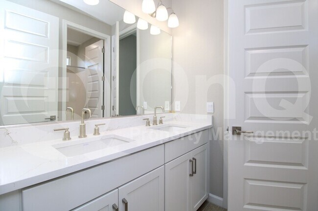 Building Photo - 5976 E Quail Ave