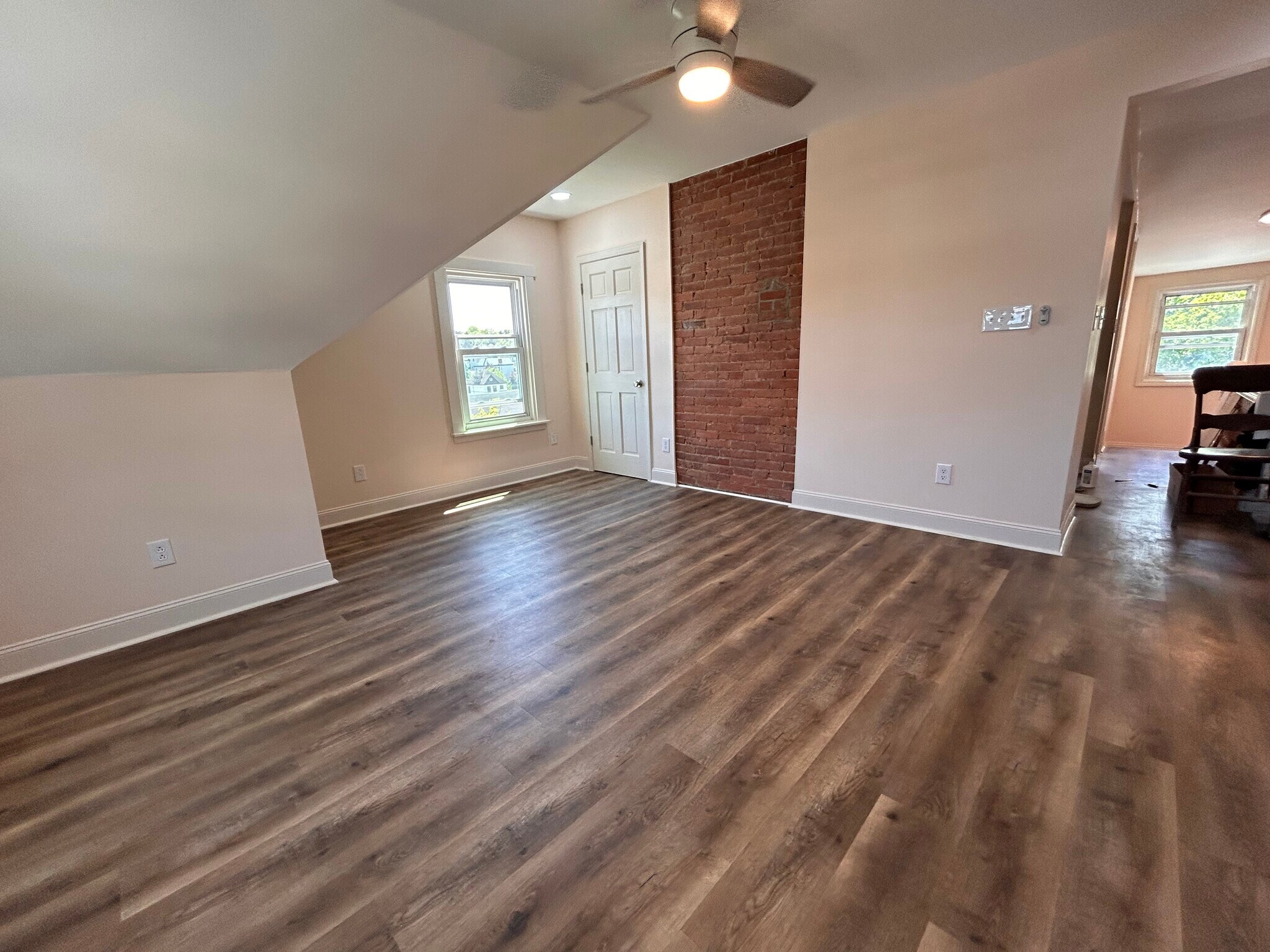great rm with closet - 3920 Hoosac St
