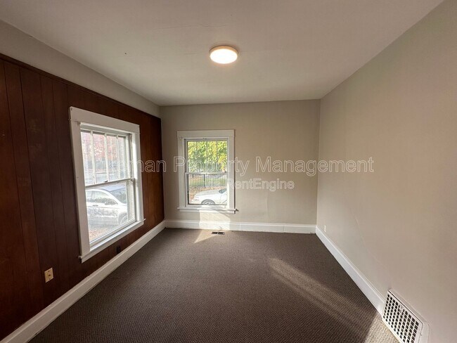 Building Photo - 802-806 West Cedar Street