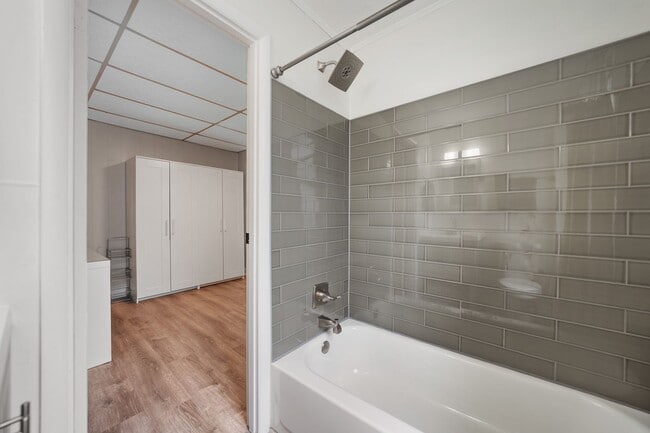 Building Photo - Tastefully updated  2-Bed, 1-Bath Gem in Troy Hill!