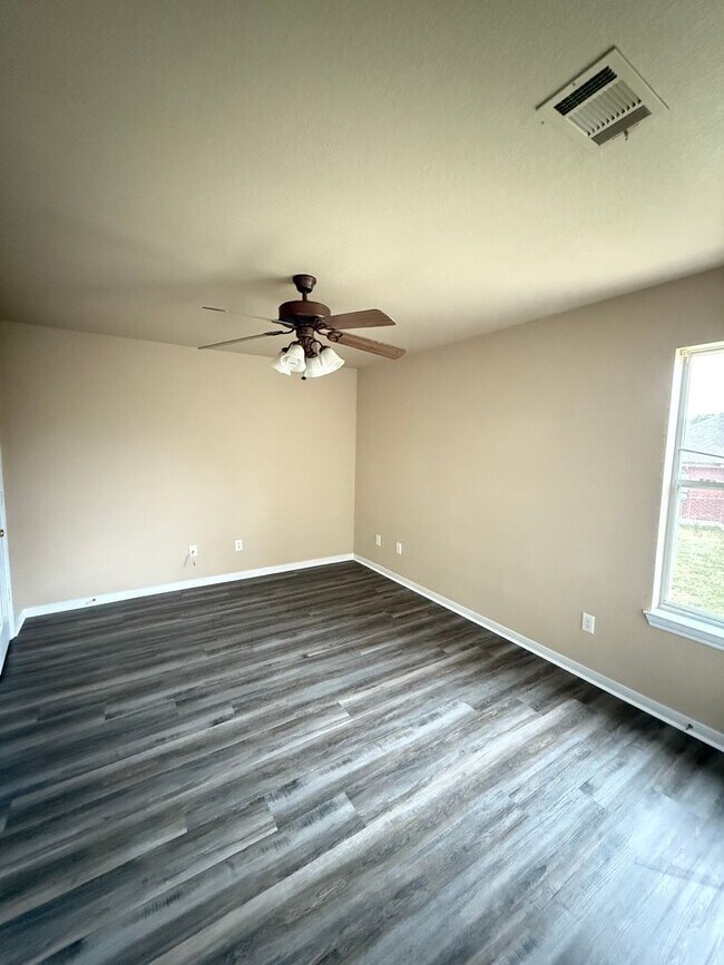 Building Photo - 212 Janelle Dr