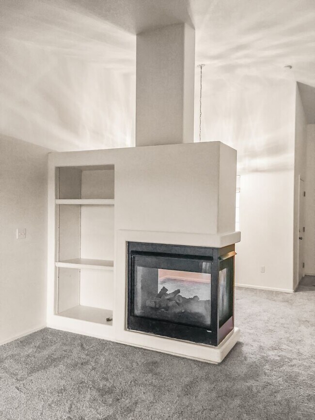 Building Photo - 3 Bedroom 3 Bath Rancher Town Home 2 Car G...