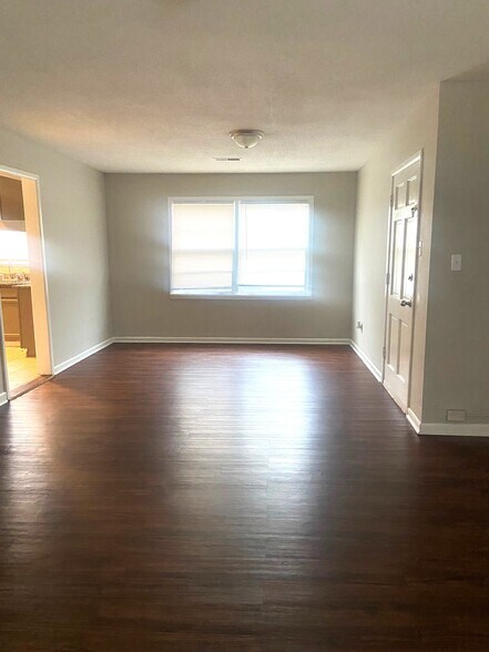 Building Photo - 921 Garywood Pl