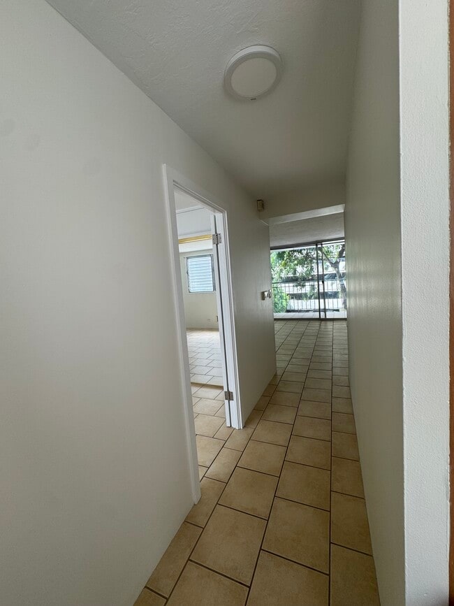 Building Photo - 2355 Ala Wai Blvd