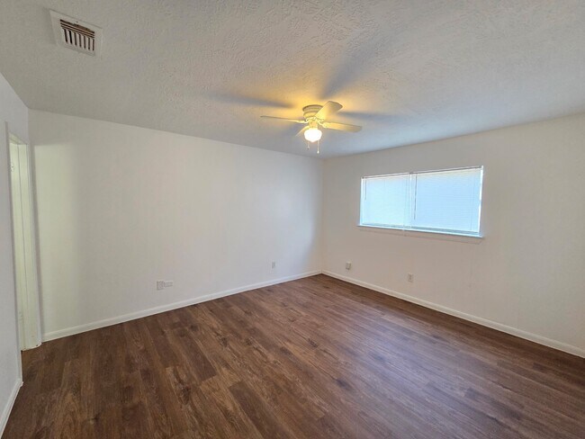 Building Photo - 6519 La Violetta Dr