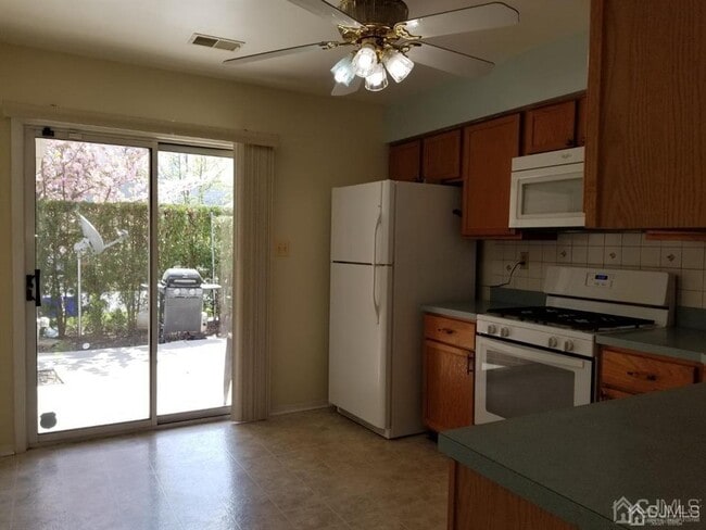 Building Photo - 121 Sassafras Ct