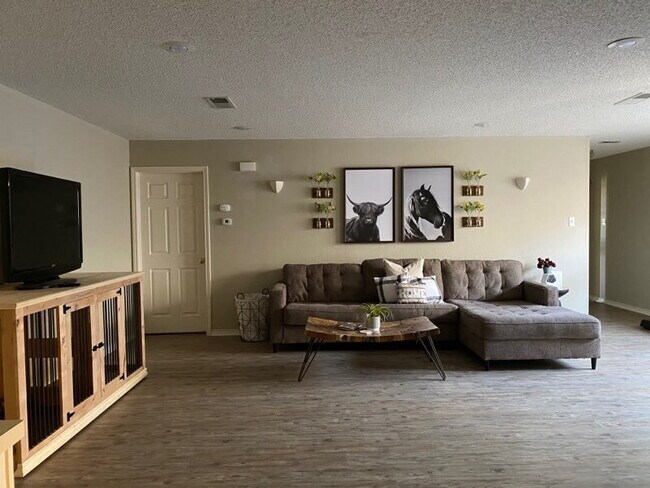 Building Photo - Beautiful 2/2 Townhouse in South Lubbock