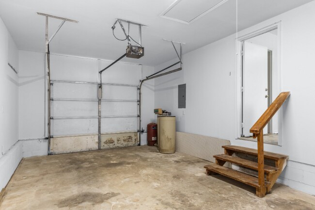 Building Photo - 736 Comet Dr