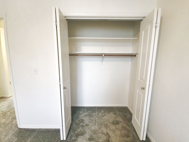 Building Photo - Beautiful 3 bed 1.5 bath Townhome with gar...